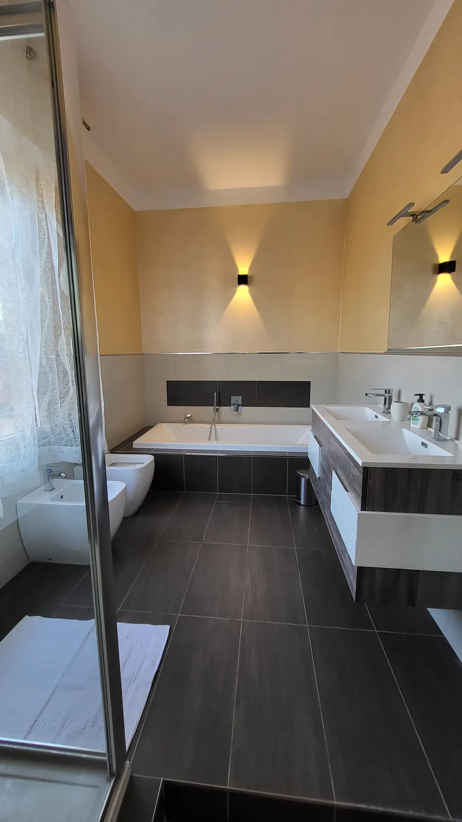 La Casa del Buonviaggio: bagno con luci a parete