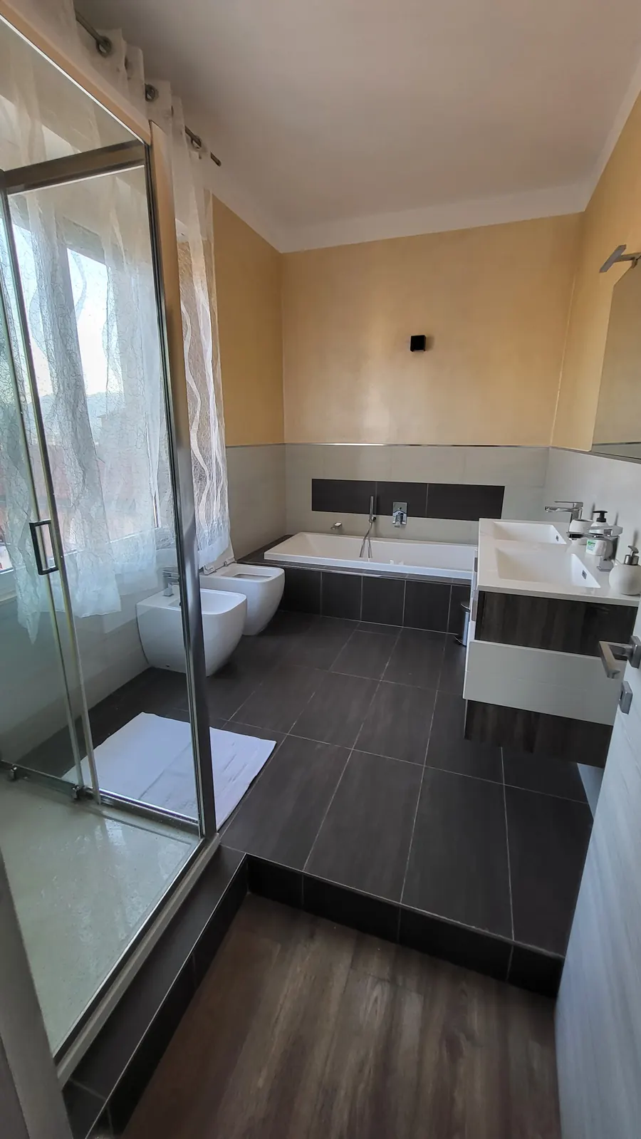 La Casa del Buonviaggio: bagno con vasca e doccia