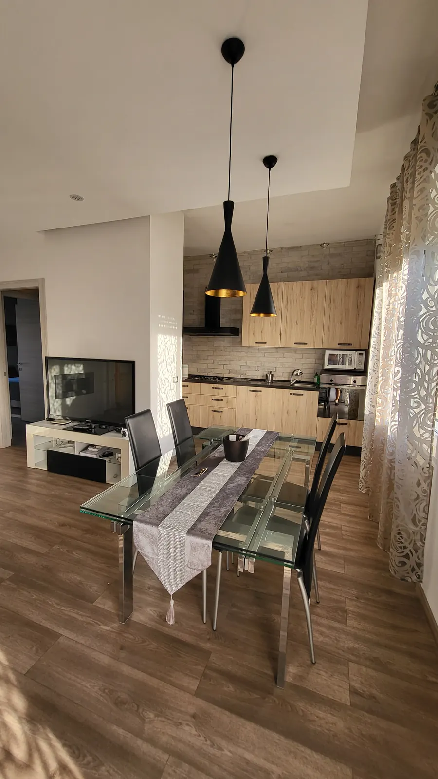 La Casa del Buonviaggio: tavolo da pranzo e cucina