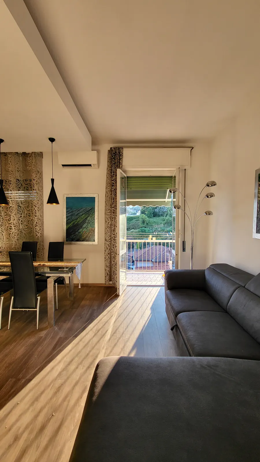 La Casa del Buonviaggio: soggiorno con porta finestra sul terrazzo