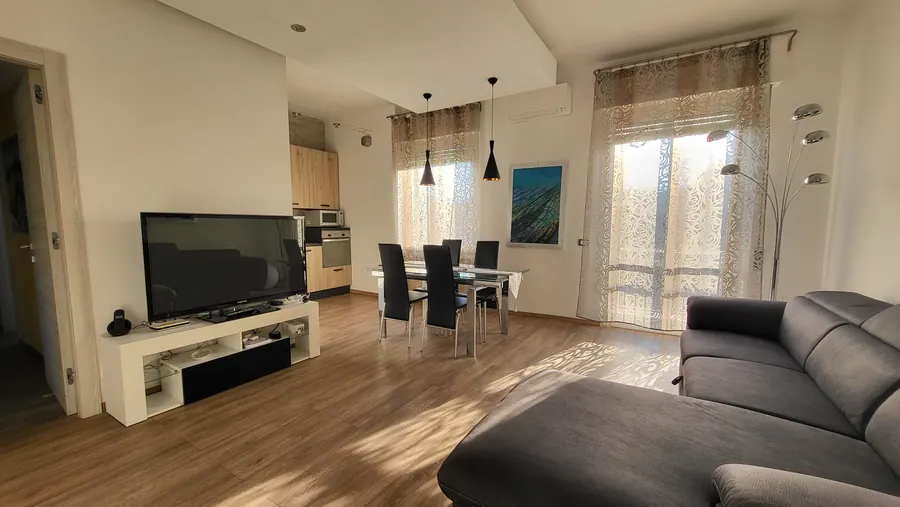 La Casa del Buonviaggio: soggiorno luminoso con divano e zona pranzo