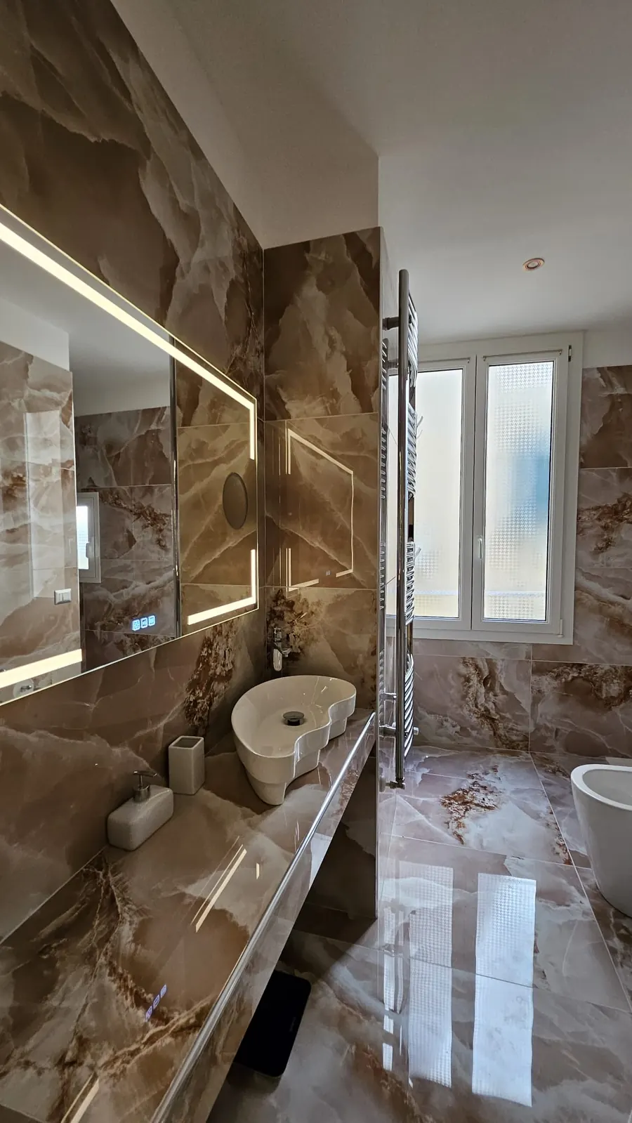 Vanity House: bagno grande effetto marmo con specchio illuminato