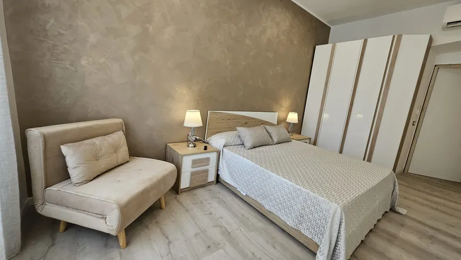Vanity House: camera grande con poltrona letto e armadio