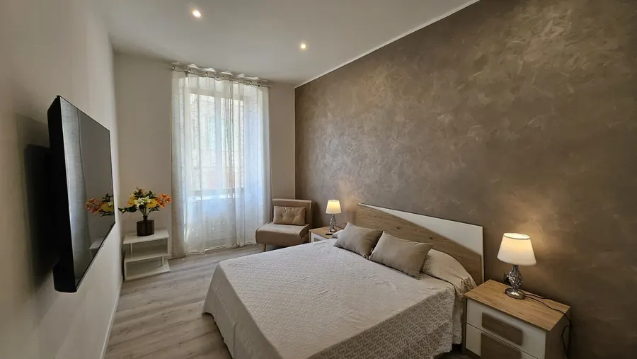 Vanity House: camera grande con TV a parete