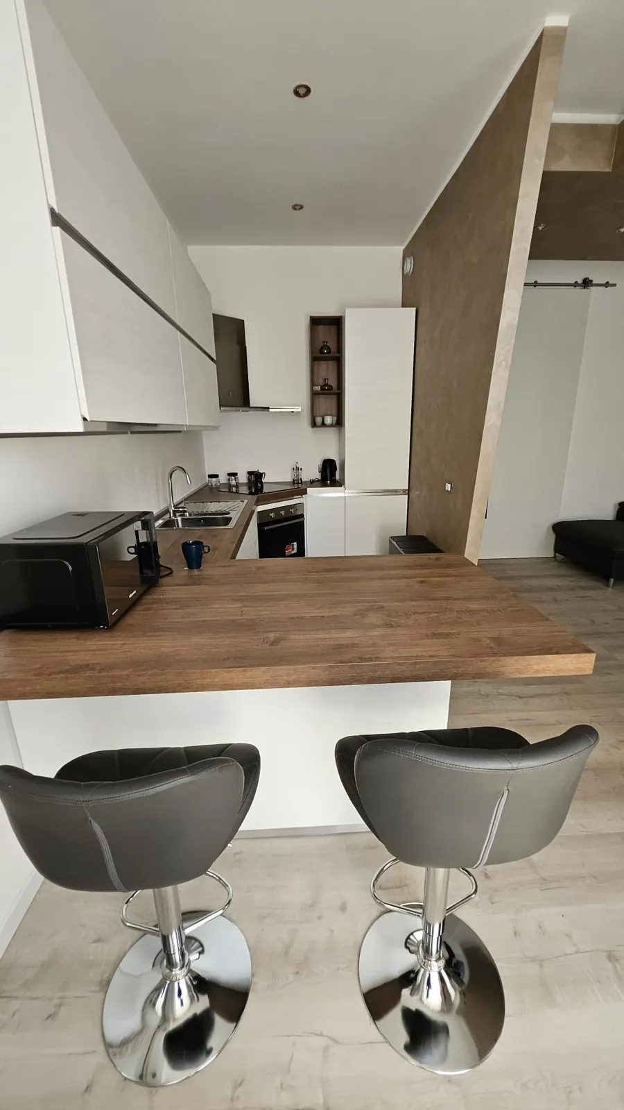 Vanity House: cucina con penisola e sgabelli