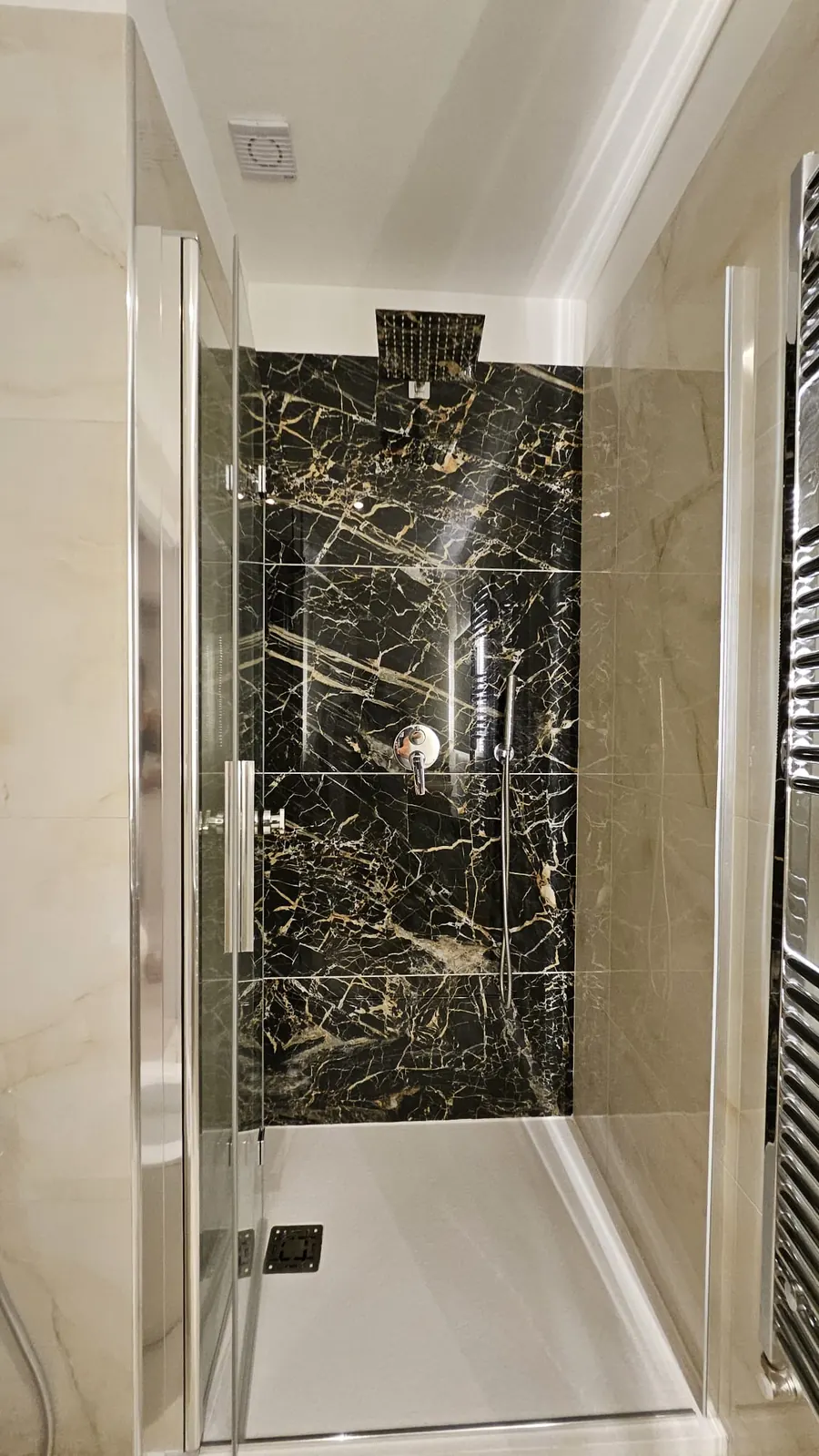 Vanity House: doccia con rivestimento scuro