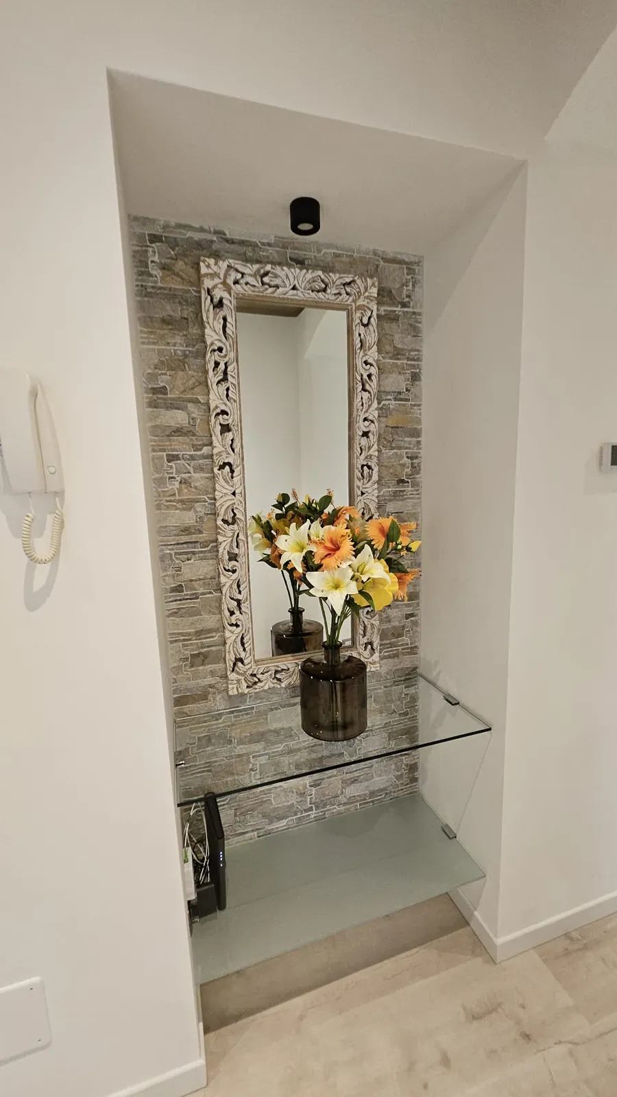 Vanity House: ingresso con specchio decorato