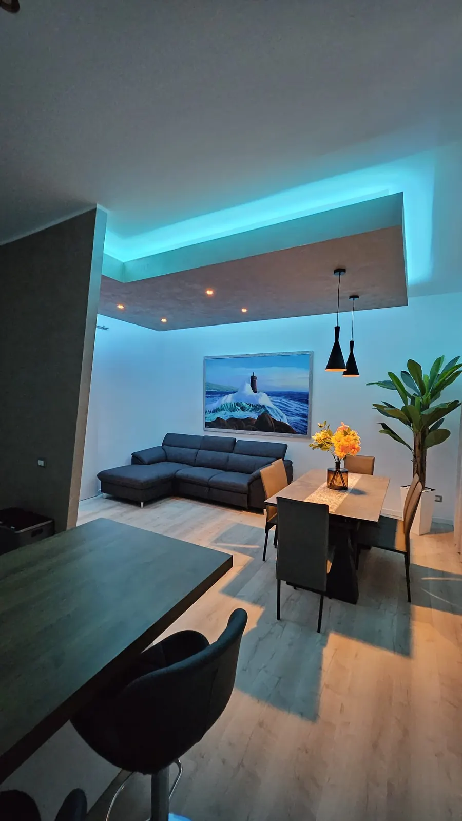 Vanity House: soggiorno con luci LED d'atmosfera