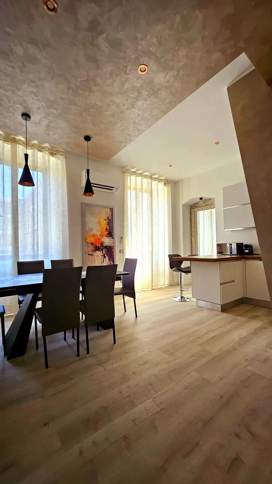 Vanity House: zona pranzo e cucina a vista