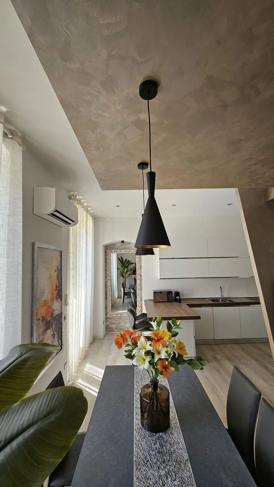 Vanity House: tavolo da pranzo apparecchiato con fiori