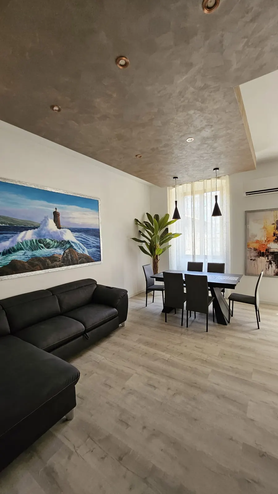 Vanity House: soggiorno con divano, quadro e tavolo da pranzo