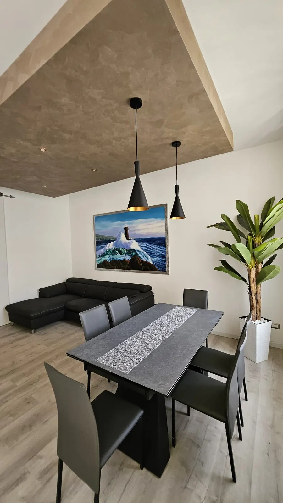 Vanity House: tavolo da pranzo e soggiorno
